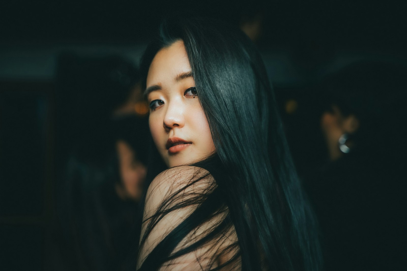 艶やかな黒髪ロングの女性
