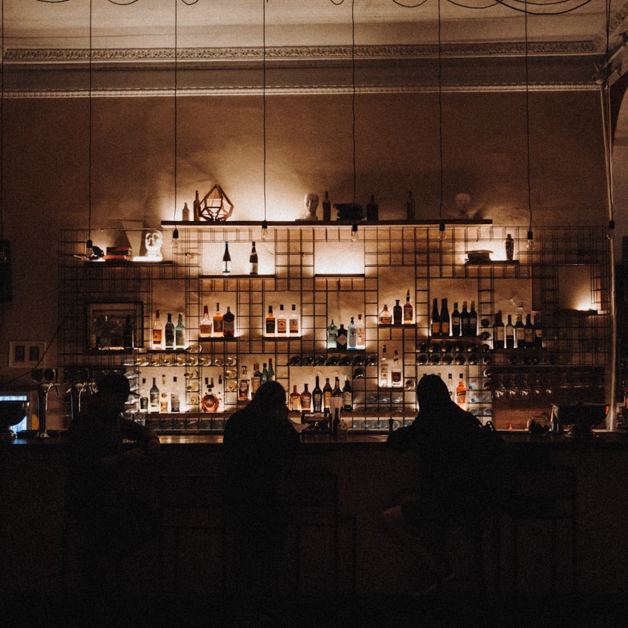 ボトルが灯りに浮かぶ夜のバーカウンター