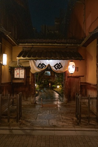 夜、あかりの灯った和風の入口とのれん