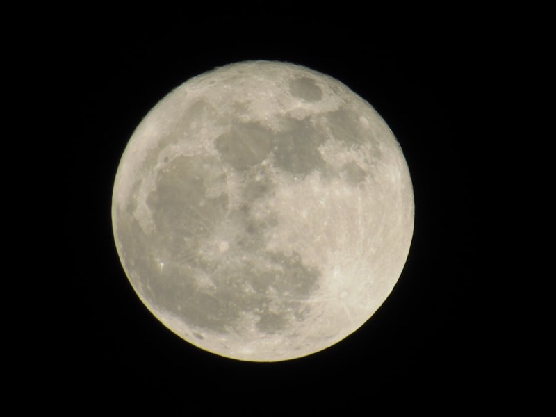 夜空に浮かぶ満月