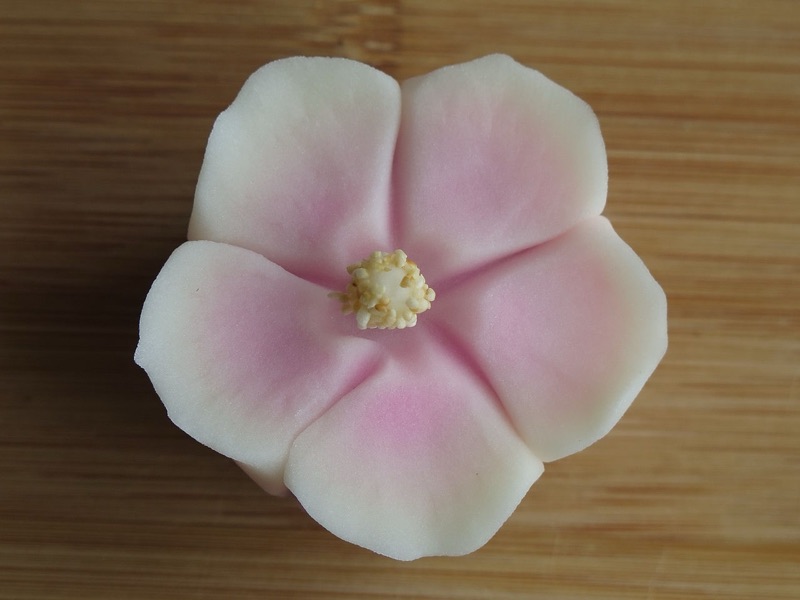 桜の花をかたどった薄紅色の上生菓子