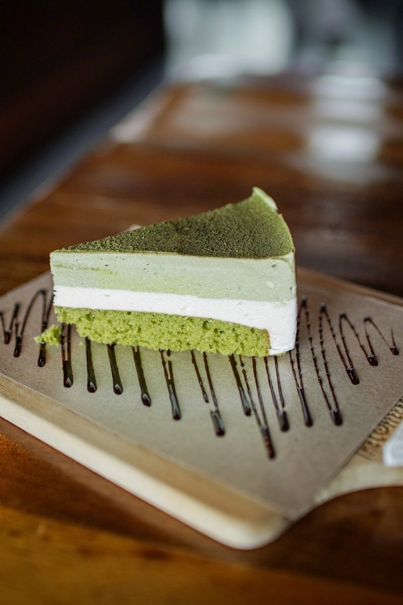 木の板の上に盛り付けた抹茶のケーキ