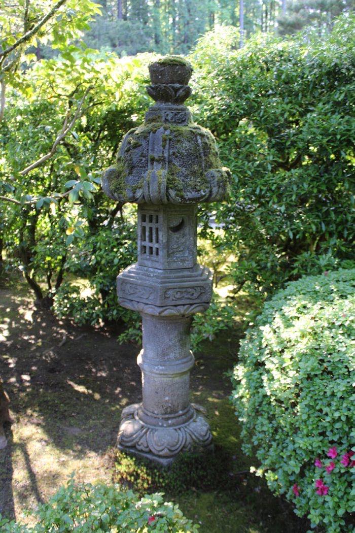 苔むした石灯籠と、みどりの深い庭