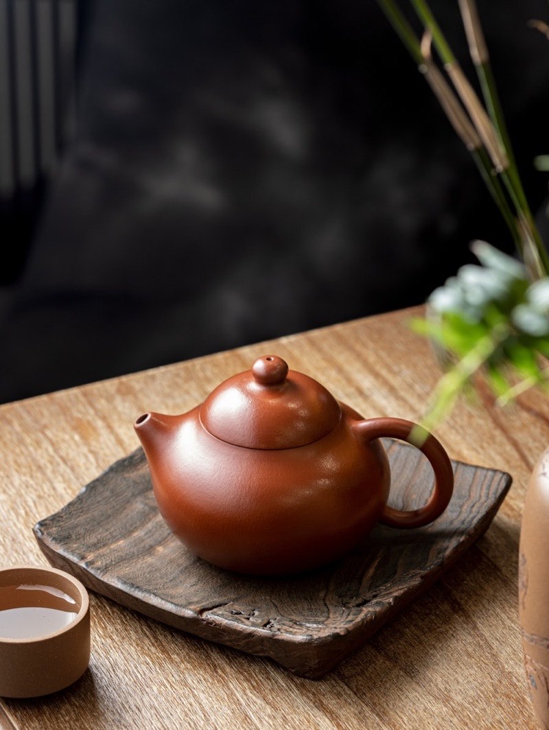 木の敷板の上に置かれた小さな茶器と湯呑み