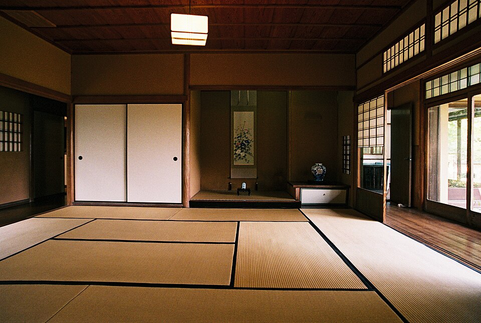 床の間のある落ち着いた畳敷きの座敷席（八畳間）